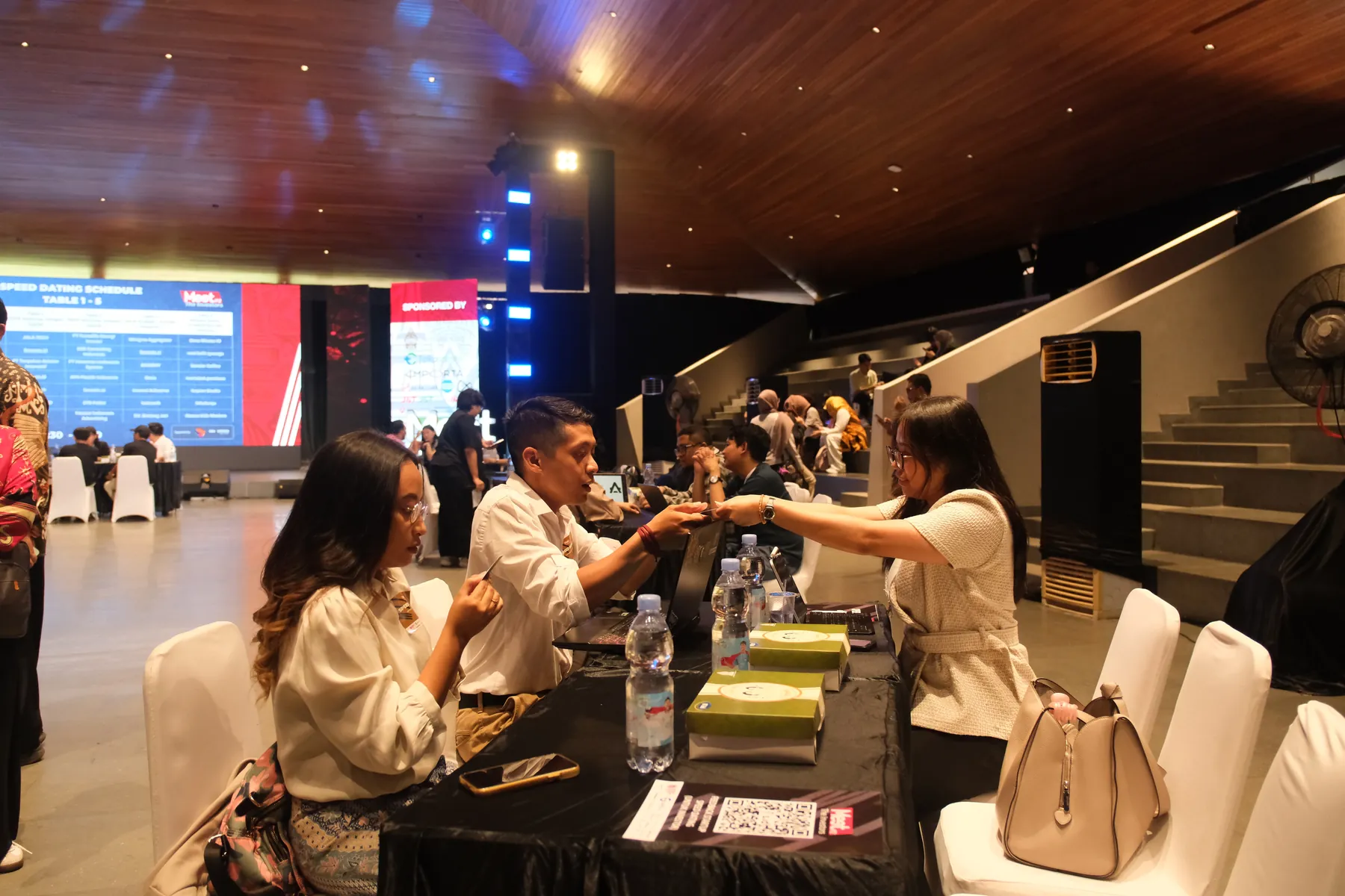 Tukar kartu nama di Investor Speed Dating